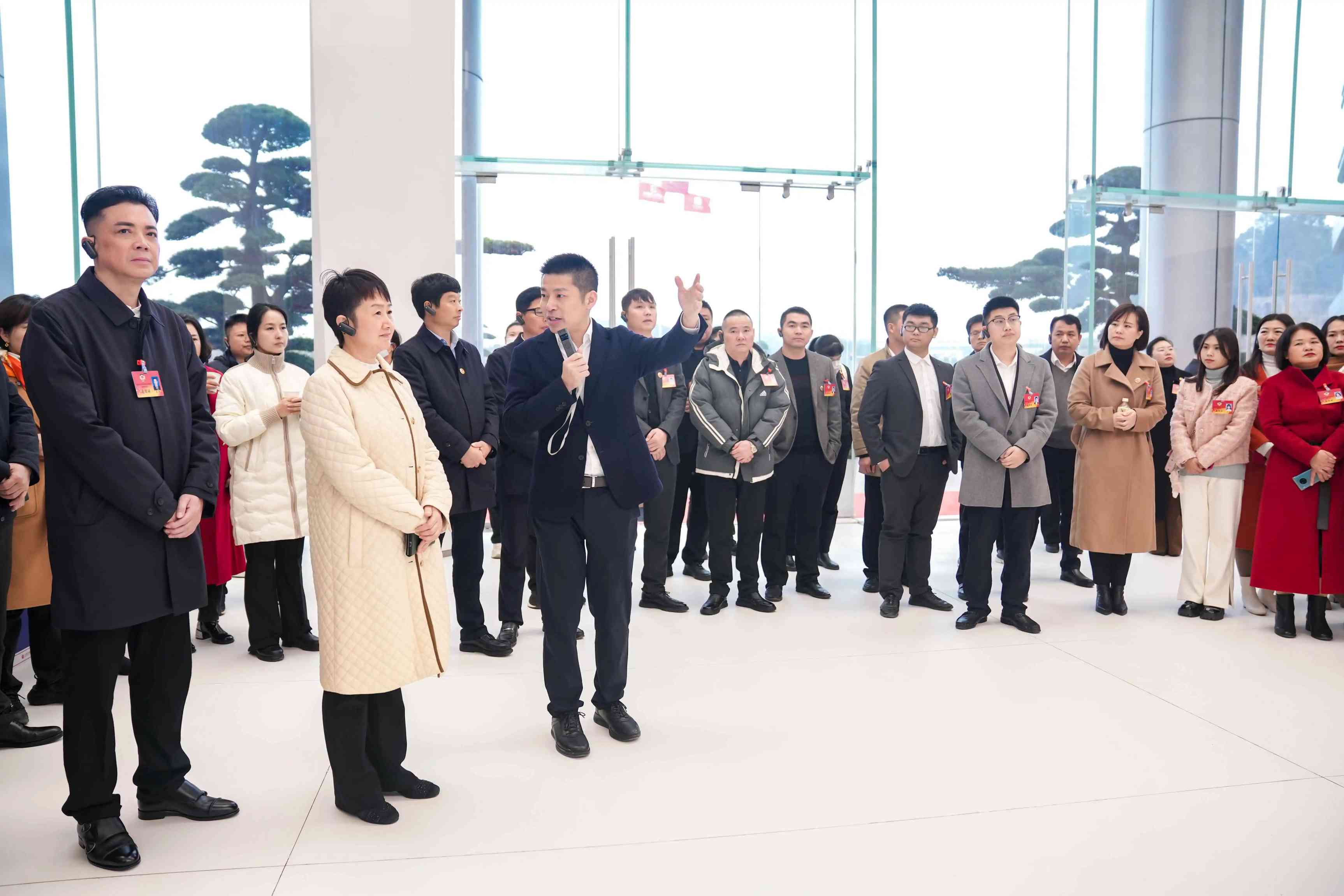 政协委员集体观摩AG贵宾会医药，献计区域医药产业发展